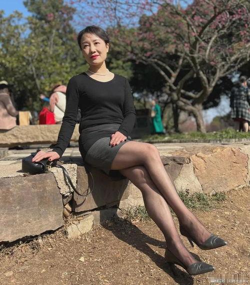女人黑色丝袜视频教程,黑色丝袜穿搭技巧全解析
