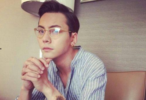 吃瓜网红男博主戴眼镜,吃瓜界的时尚新宠