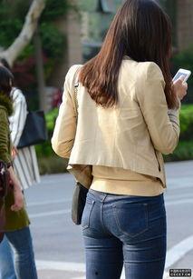 街拍蓝色牛仔裤视频,蓝色牛仔裤街拍风采展示